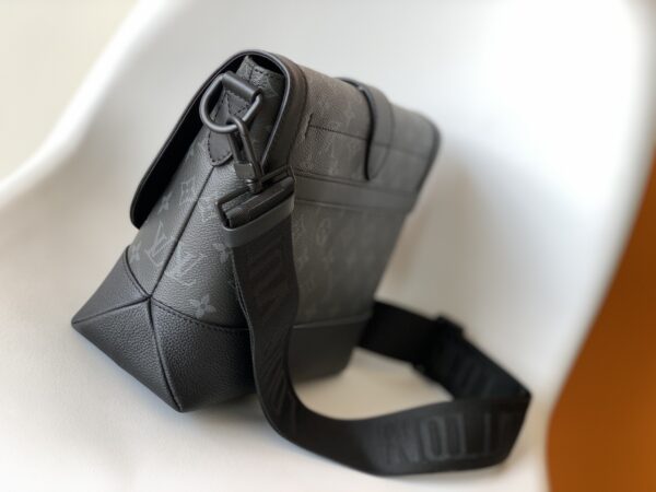 Louis Vuitton Saumur Messenger Bag - Black - Image 5