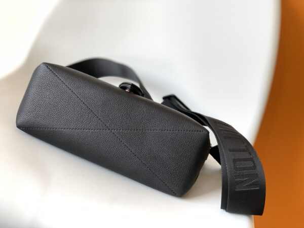 Louis Vuitton Saumur Messenger Bag - Black - Image 3