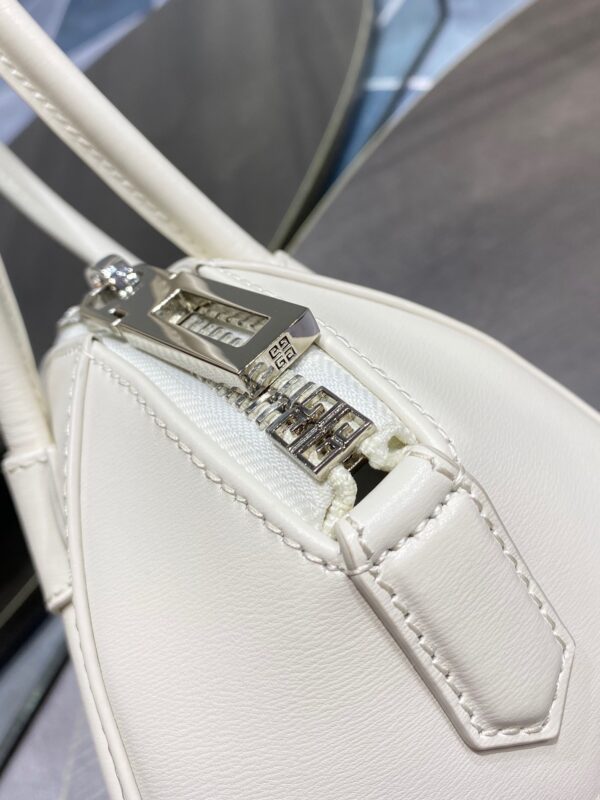 Givenchy Antigona Handbag - White - Image 3