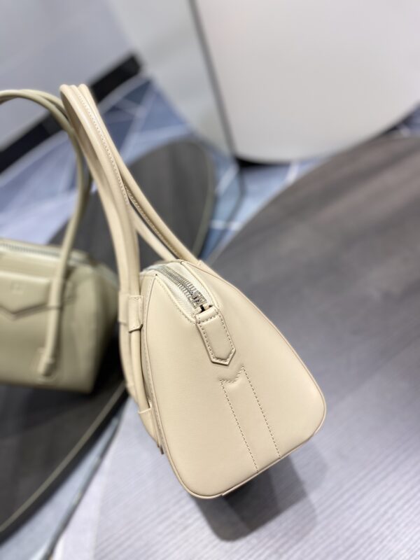 Givenchy Antigona Handbag - Cream - Image 5