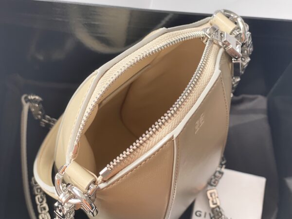 Givenchy Antigona Lock Irregular Chain Bag - Cream - Image 2