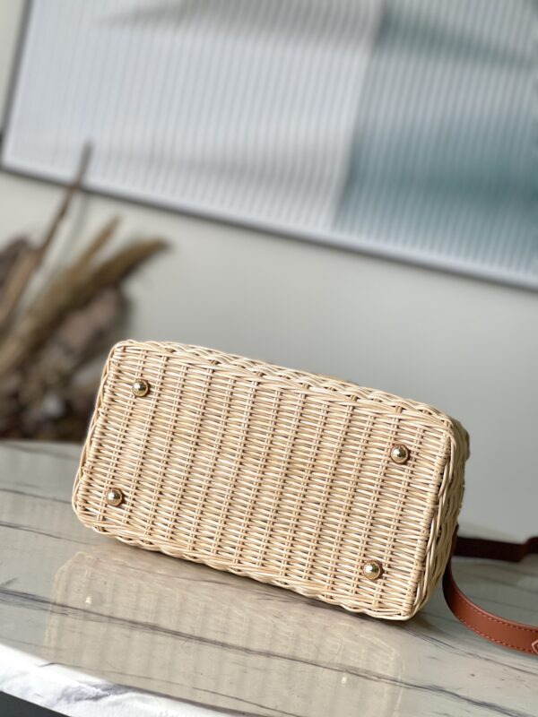 Louis Vuitton Capucines Handbag - Cream - Image 4